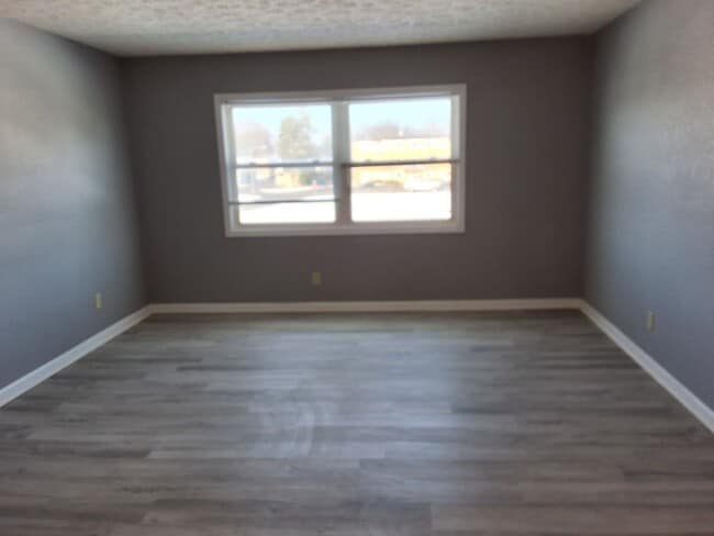 365 Elmwood Dr in Radcliff, KY - Foto de edificio - Building Photo