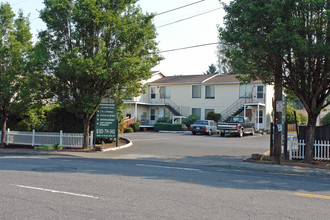 Terrace Court Apartments in Portland, OR - Building Photo - Building Photo