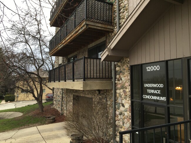 12000 W Bluemound Rd in Wauwatosa, WI - Building Photo - Building Photo