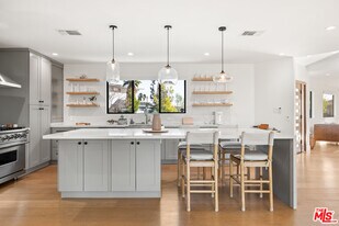 8547 Shoup Ave in Los Angeles, CA - Building Photo