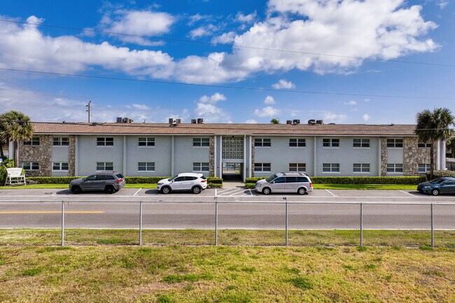 Windward West in Cocoa Beach, FL - Building Photo - Building Photo