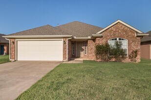 1028 Mollie Rausch Ln in Edmond, OK - Building Photo
