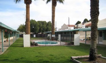 18 at Biltmore Apartments in Phoenix, AZ - Building Photo - Building Photo