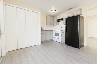 5451-5453 Eleventh Ave in Ft. Myers, FL - Building Photo