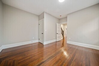 43 Evergreen Ave, Unit 1 in Somerville, MA - Foto de edificio - Building Photo