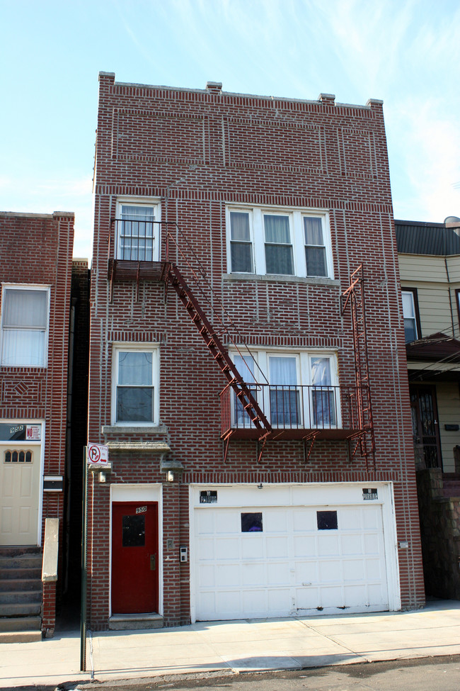 950 E 225th St in Bronx, NY - Building Photo - Building Photo