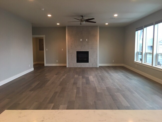 90 Ingram Place in White Salmon, WA - Building Photo - Building Photo