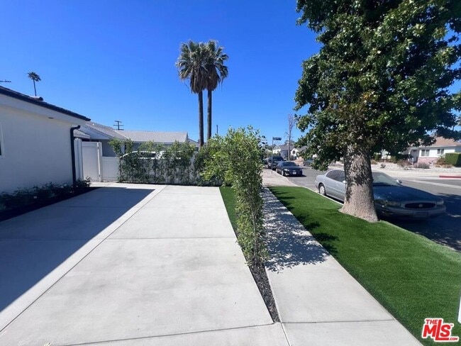 7669 Beeman Ave in Los Angeles, CA - Building Photo - Building Photo