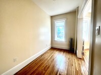 102 Trowbridge St, Unit 1 in Cambridge, MA - Building Photo - Building Photo