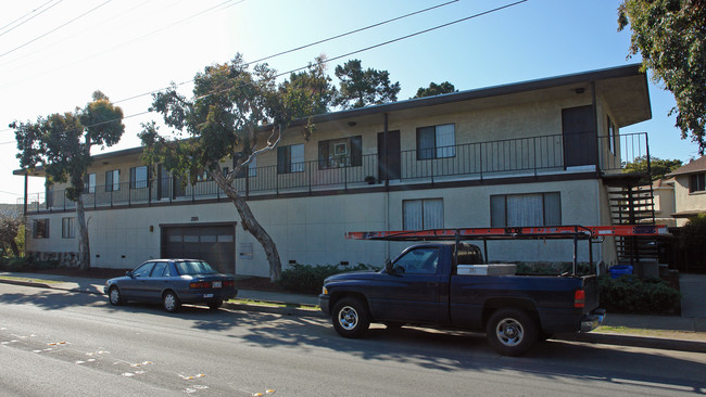 255 Rollins Rd in Burlingame, CA - Foto de edificio - Building Photo