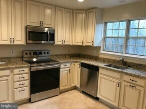 6182 Martins Landing Ct in Burke Centre, VA - Building Photo - Building Photo