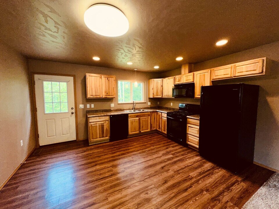 6385 W Hollywood Rd in Wasilla, AK - Building Photo