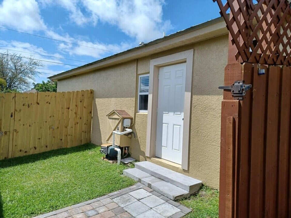 1622 SW Crawford Ave in Port St. Lucie, FL - Building Photo