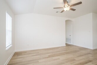 105 Lucy Cove in Hutto, TX - Foto de edificio - Building Photo