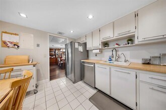 3960 Oaks Clubhouse Dr in Pompano Beach, FL - Building Photo - Building Photo