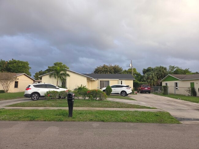 1474 N Mangonia Cir in West Palm Beach, FL - Building Photo - Building Photo
