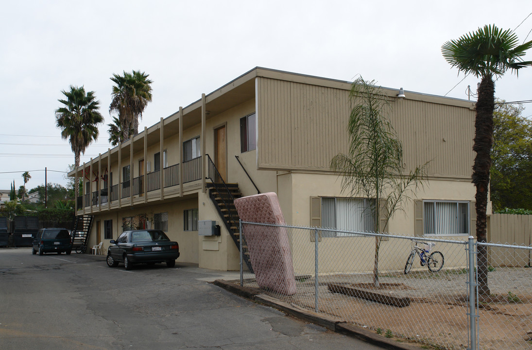 1210 S Vine St in Fallbrook, CA - Building Photo