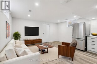 2027 Brampton St in Hamilton, ON - Building Photo