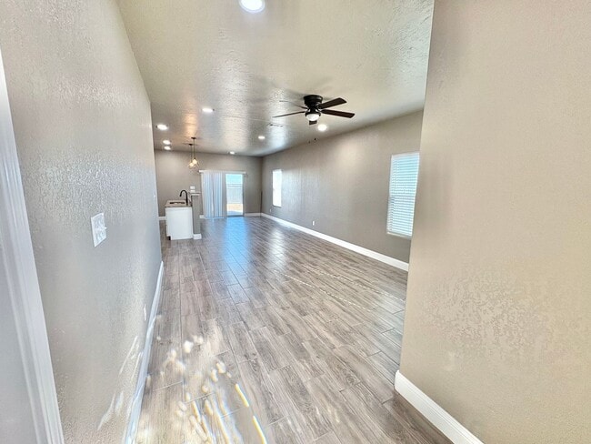 1040 E Glorietta Dr in Hobbs, NM - Building Photo - Building Photo