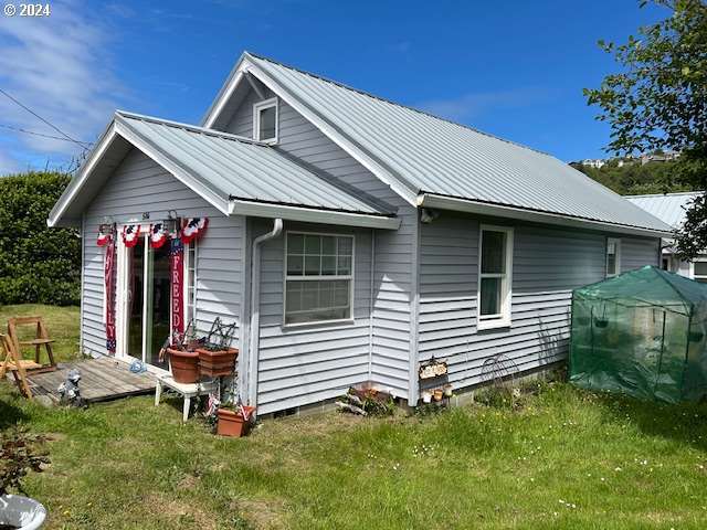 506 US-101 in Rockaway Beach, OR - Building Photo