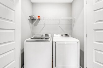 6036 Royal Port Ct in Bellview, FL - Building Photo - Building Photo