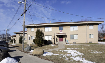 Carmen Court Apartments in Milwaukee, WI - Building Photo - Building Photo