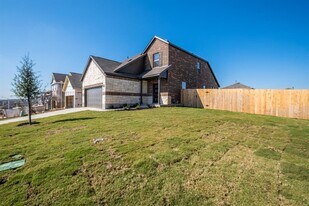 108 Leatherleaf Dr in Mustang Ridge, TX - Building Photo