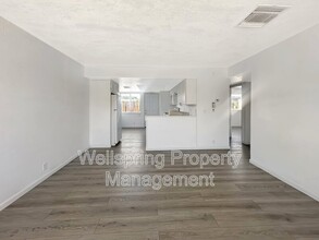 201 S Sunset St in Ridgecrest, CA - Building Photo - Building Photo