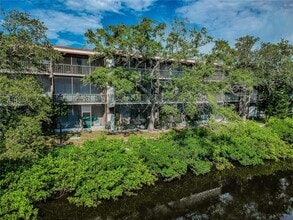 9001 Tudor Dr in Tampa, FL - Building Photo - Building Photo