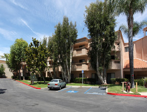 The Whispering Fountains at Laguna Woods in Laguna Woods, CA - Foto de edificio - Building Photo