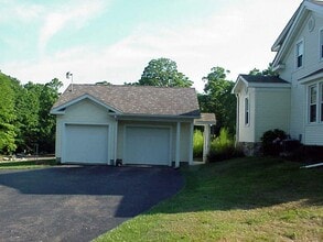 7108 Wakefield Rd in Hiram, OH - Foto de edificio - Building Photo
