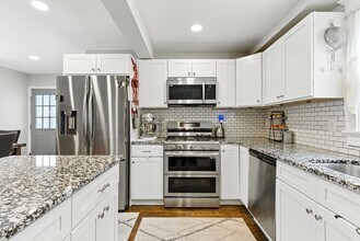 8 Earnshaw St in Boston, MA - Building Photo - Building Photo