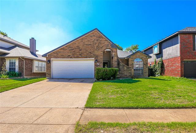 8532 Pedernales Trail in Fort Worth, TX - Foto de edificio