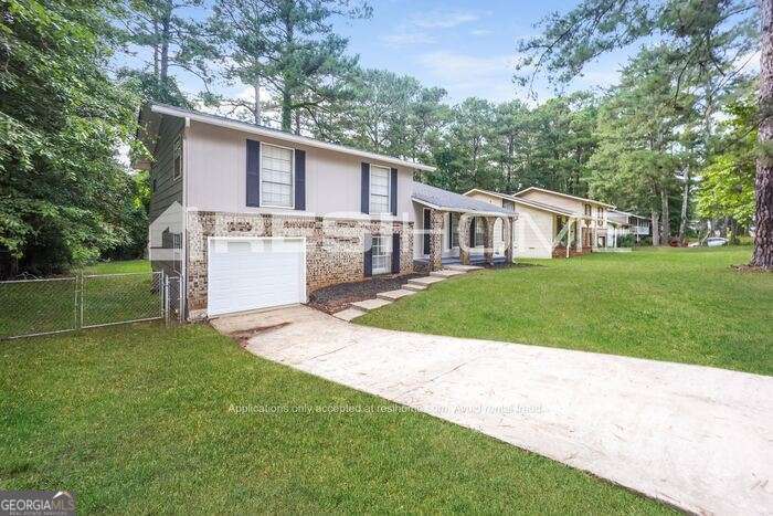 8943 Dorsey Rd in Riverdale, GA - Building Photo