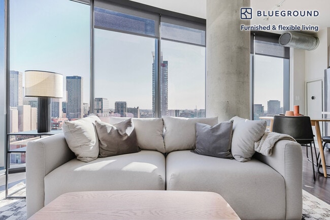 730 W Couch Pl in Chicago, IL - Building Photo - Building Photo