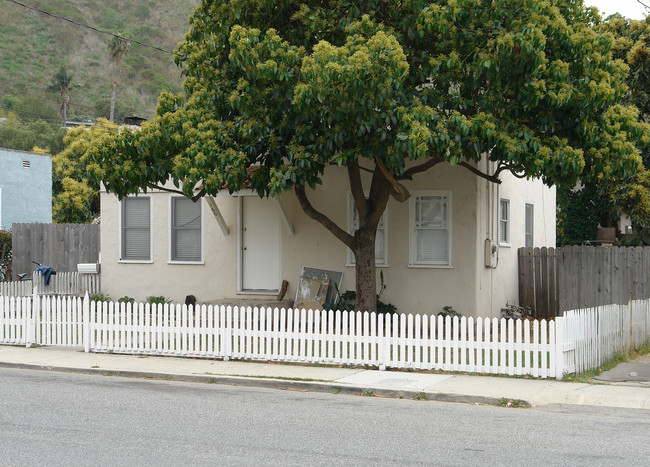 154-160 E Ramona St in Ventura, CA - Foto de edificio - Building Photo