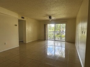 1300 Crestwood Ct S in Royal Palm Beach, FL - Building Photo - Building Photo
