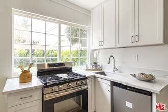 8537 Pickford St, Unit Back house in Los Angeles, CA - Foto de edificio - Building Photo