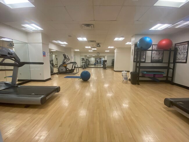 33 Pond Ave, Unit 309 in Brookline, MA - Foto de edificio - Building Photo