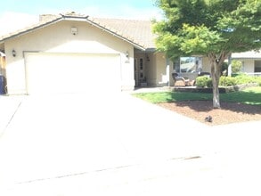 1555 Morgan Dr in Kingsburg, CA - Foto de edificio - Building Photo