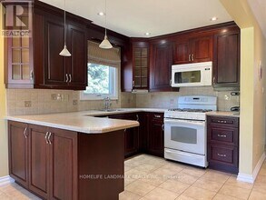 6998 Hickling Crescent in Mississauga, ON - Building Photo - Building Photo