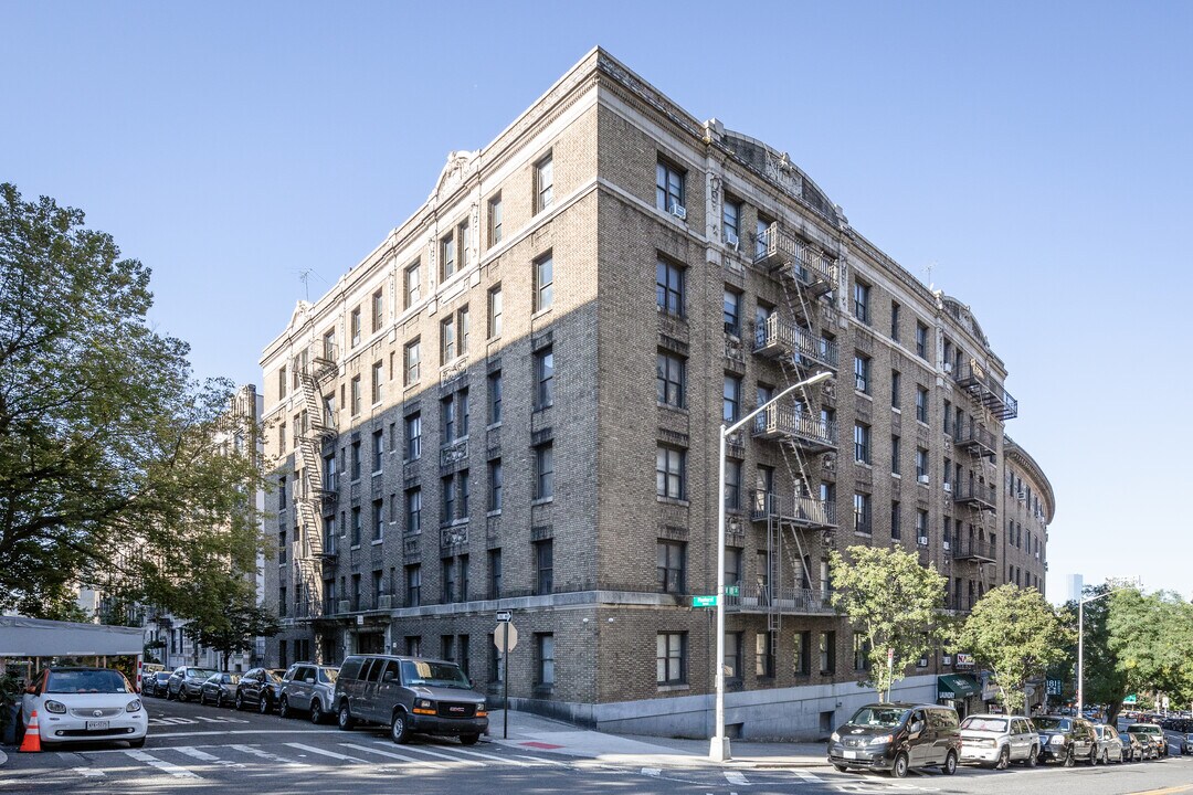 90 Pinehurst Ave in New York, NY - Building Photo