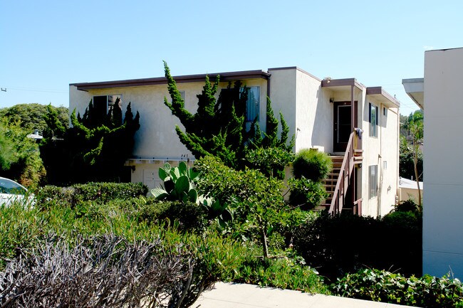 945 3rd St in Encinitas, CA - Foto de edificio - Building Photo