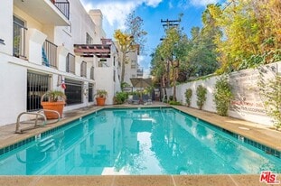 1031 N Crescent Heights Blvd in West Hollywood, CA - Building Photo