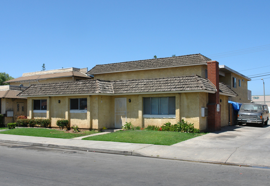 17411 Dairyview Cir in Huntington Beach, CA - Building Photo