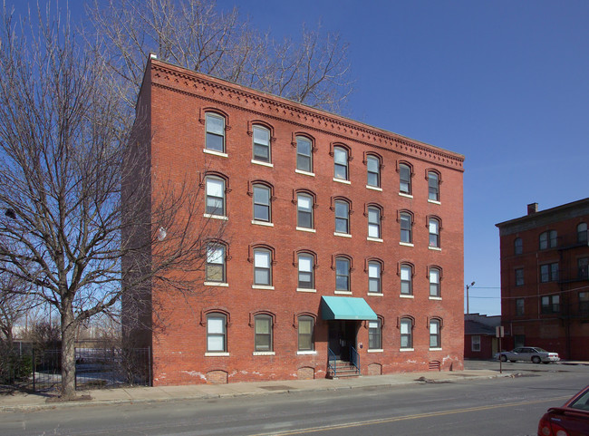 31 Cabot St in Holyoke, MA - Building Photo - Building Photo