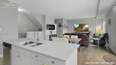 2070 Meadowgate Blvd in London, ON - Building Photo - Building Photo