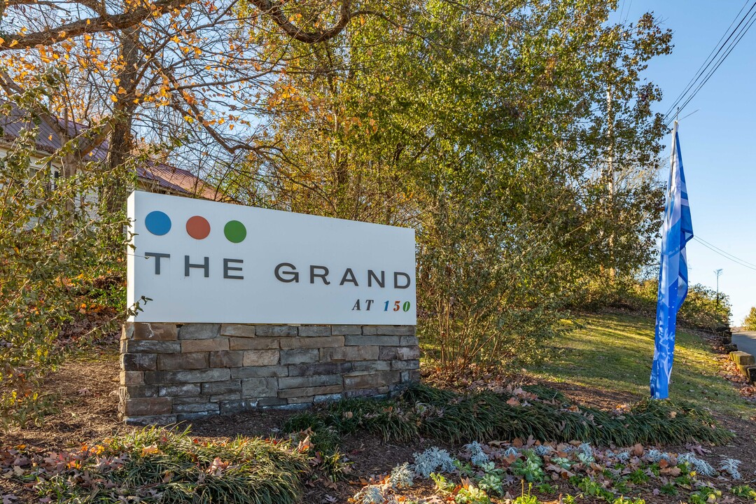 The Grand at 150 in Dickson, TN - Foto de edificio