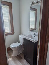 1005 9th Ave, Unit Apartment D - Lower Front in Union Grove, WI - Foto de edificio - Building Photo