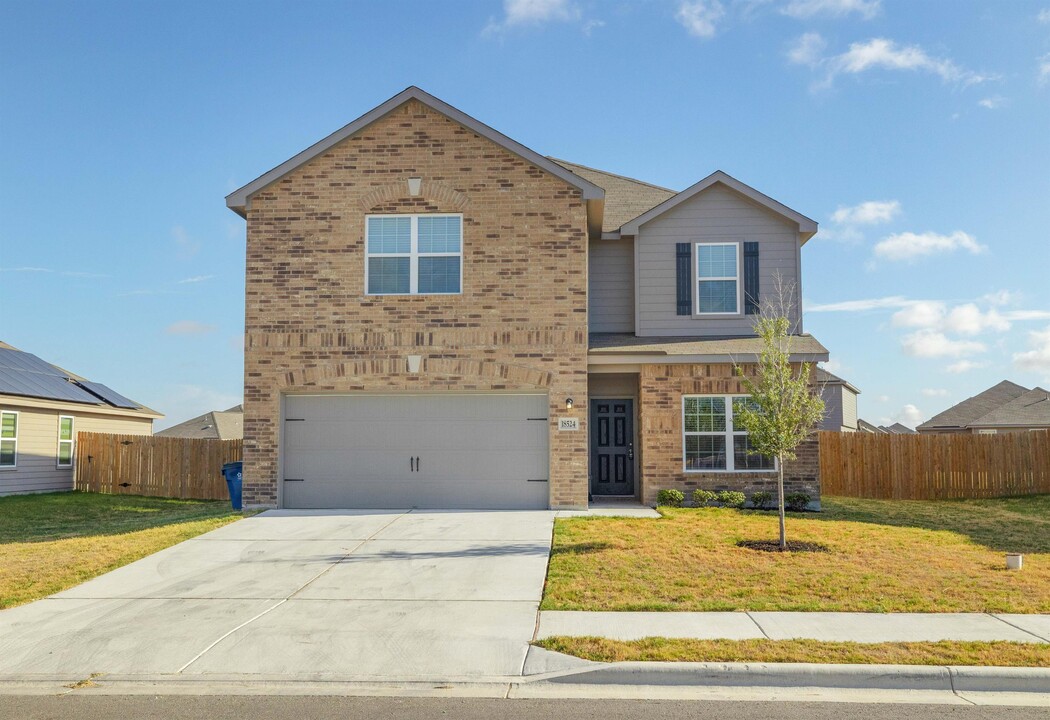 18524 Quiet Range Dr in Elgin, TX - Foto de edificio